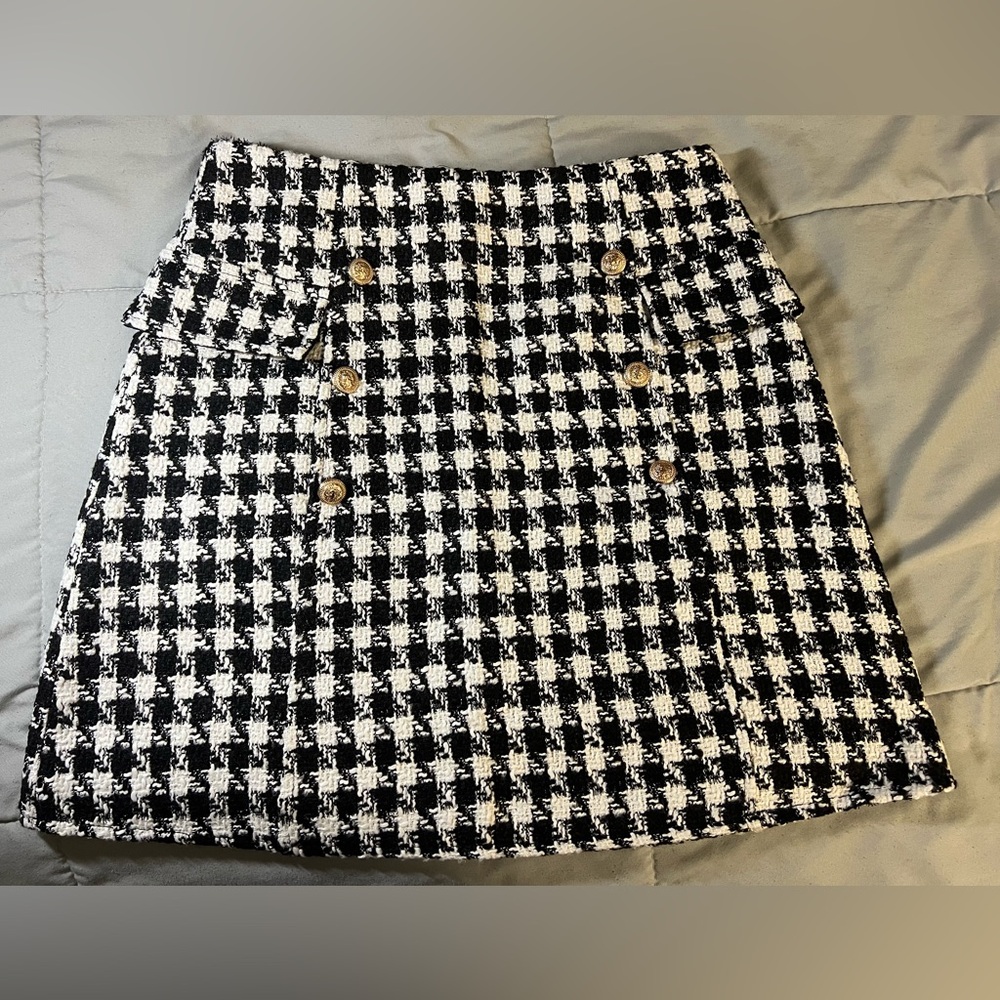 Houndstooth mini skirt with gold buttons